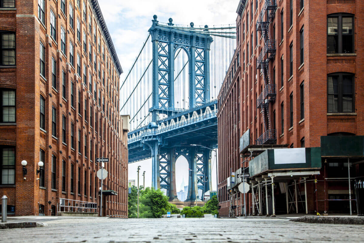 Manhattan Bridge between Manhattan and Brooklyn over East River