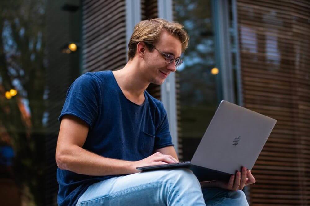 A man using a laptop to find a reliable long distance company 