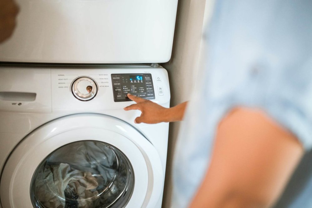 A man is giving commands on a washing machine after long-distance moving