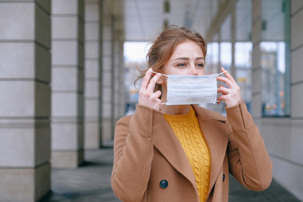 A woman with a mask getting ready for long-distance moving