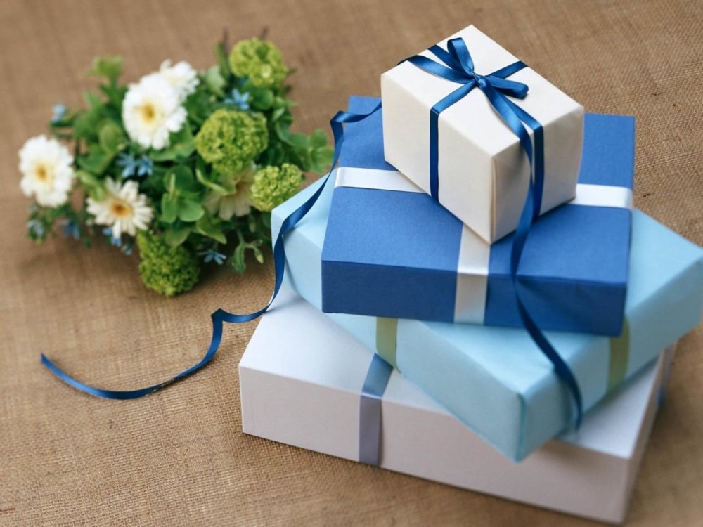 Some gift boxes and a bouquet sitting on a table