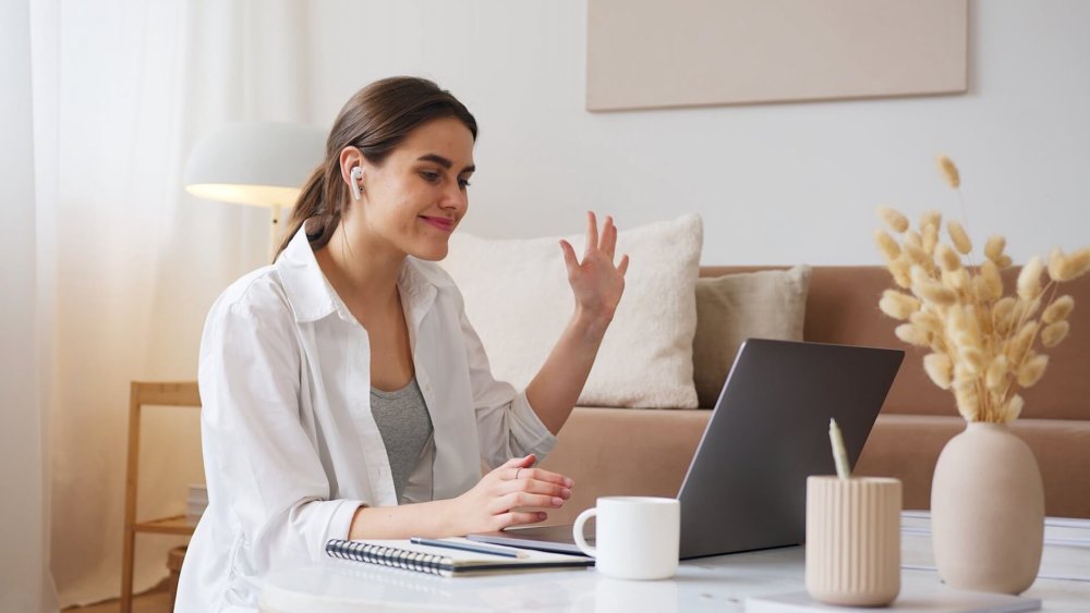 Woman announcing news on laptop and social media