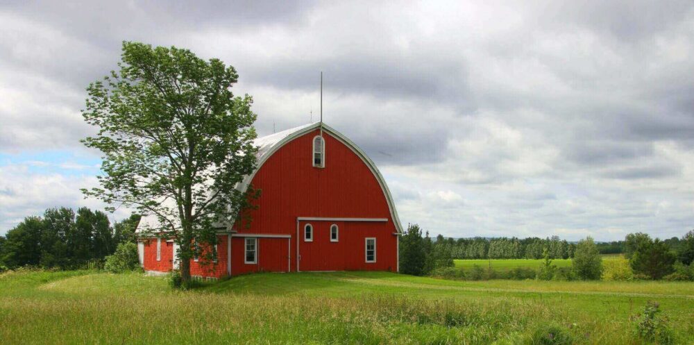 a red barn in the Porter Ranch you get to enjoy after long-distance moving