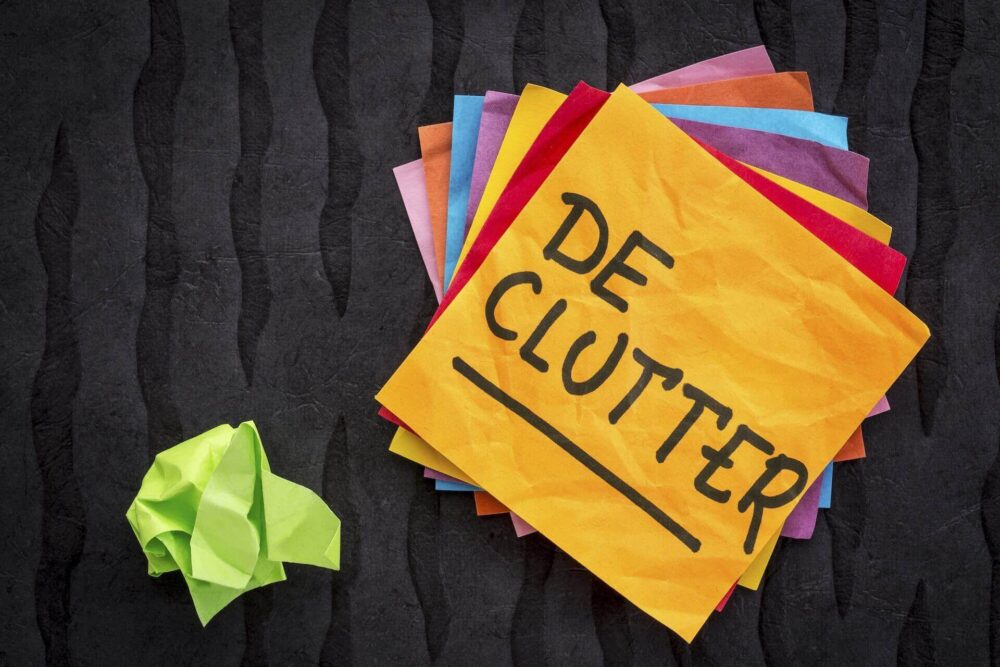 A decluttering post-it 